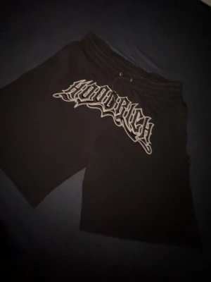 Svarta Hoodrich shorts med tryck - Svarta shorts från Hoodrich med stort vitt tryck framtill i streetstil.