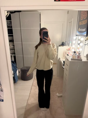Svarta utsvängda kostymbyxor - Svarta kostymbyxor från Gina Tricot. Otroligt bra skick då de knappt är använda. Storlek S💕