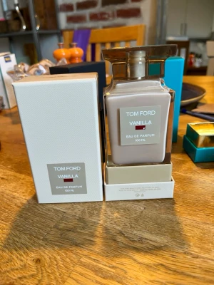 Tom Ford Vanilla sex Eau de Parfum 100 ml - Lyxig parfym från Tom Ford i doften Vanilla sex . Flaskan är elegant och fyrkantig med en beige etikett och gulddetaljer. Innehåller 100 ml Eau de Parfum. Kommer i en stilren vit förpackning som matchar flaskans exklusiva design.batch koder .luktar precis som den ska göra , lång hållbarhet 
