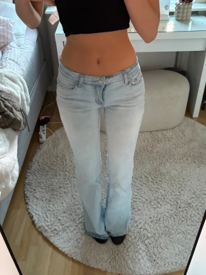 Flare jeans  - Såååå fina jeans från Meet me there x Filippa🩷🩷🩷🩷🩷💛💛💛💛 Flare, medelhög midja, storlek XXS/XS men skulle säga passar storlek 34-36