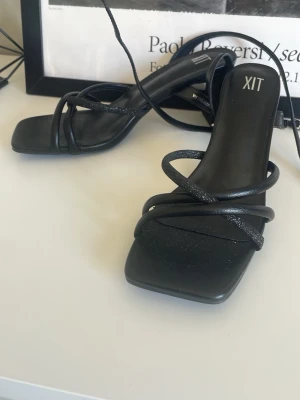 Svarta klackar  - Ett par svarta helt nya klackar från Din sko. Tyvärr för stora för mig. Helt oanvända. Bekväma och perfekta nu inför sommaren. Nypris 600kr. Säljer likadana i färgen vit, går att köpa båda tillsammans för 250:)