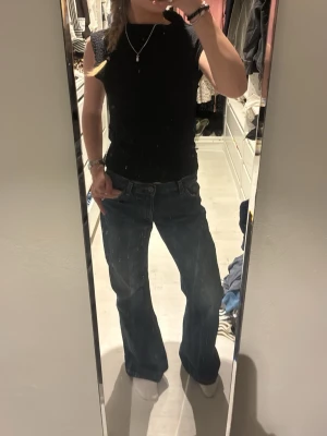 Svart ärmlös topp med struktur - Extremt snygg topp som passar till allt. Aldrig använt från Zara i storlek S! 