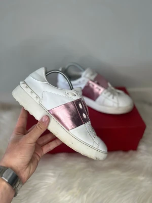 Valentino opens  - Säljer dessa supersnygga valentino opens💫 | Skorna är i strl 38, och är i 8,7/10 skick. | Endast skor medföljer 💫 |   Hör av er vid frågor☺️