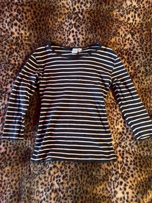 Randig trekvartsärmad topp  - Söt randig trekvartsärmad tröja från esprit, den har tecken på användning men är i bra skick!