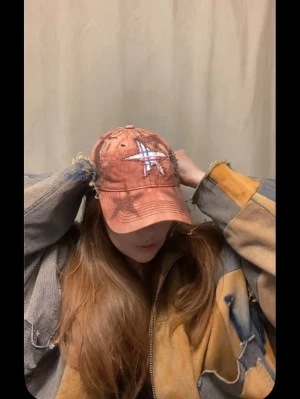 Keps - Återbrukad keps skapad i tie dye teknik med broderade detaljer och en rosett i återbrukad denim. Kepsen finns endast i ett exemplar 