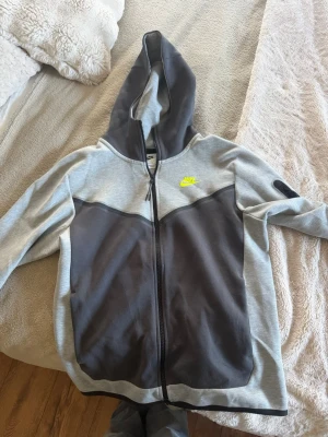 Grå nike tech - Köote den för ett par år sedan men är knappast använd. Har ett jätte litet hål på armen men inte så det syns. Storlek S för män men sitter bra på tjejer också!!