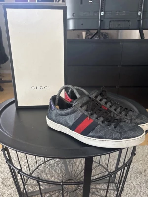 Gucci ace skor - Säljer ett par sköna Gucci ace skor storlek 9,5 runt 42-43 allt og följer med box, dustbag och alla brev och papper skriv vid funderingar mvh Victor