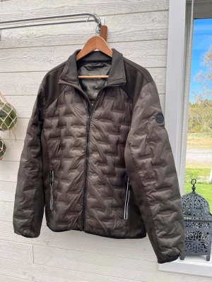 Lundbergh Windbreaker - Säljer nu denna Lindbergh Windbreaker.                 Väldigt bra skick.                                                          För mer bilder/andra funderingar är det bara att komma dm 😁