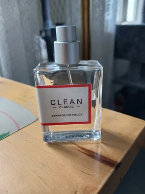 CLEAN PARFUM Strawberry Fields🍓🌸 - Supergod somrig jordgubbsdoft från märket Clean😍! Korken är tyvärr på vift men hela flaskan är välbehållen samt ni ser mängden på bilden. Förpackningen är sparad 👌