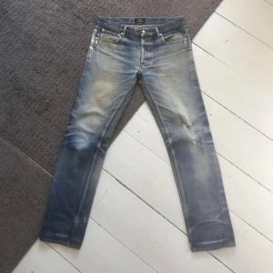 Ljusblåa/Mörkblåa APC Petit Standard Jeans - APC Jeans med en riktigt sjuk tvätt samt fina fades. | W29 L32. | Bra skick, är lite slitna i skrevet (fortfarande användbara) och har en liten slitning vid knäet. | Längd: 99cm, Midja: 39cm. | Skriv vid minsta fundering, pris ej hugget i sten.