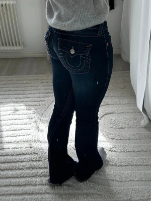 True Religion low waist jeans Joey - Säljer mina mörkblå true religon jeans. Inga större defekter förutom en liten reva på vänster ben (syns i bilden). Skicka dm om du har frågor💕Ny pris 1299kr