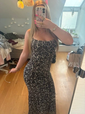 Leopardmönstrad långklänning - Snygg långklänning med leopardmönster i svart och grått. Ganska så figur sydd, passar jättebra nu till sommaren!                                                          Om du undrar något är det bara att fråga!💗