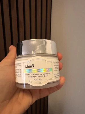 Populära klairs vitamine E mask - Använd typ 2 gånger så i princip full . Väldigt populär mask inom hudvårdsvärlden då den har vitamin E, niacinamide och adenosine för glow.          Obs detta är den stora förpackningen! 