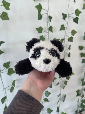 Virkad panda - Handvirkat i extra mjukt och fluffigt polyester garn! Perfekt som gosedjur eller dekoration!