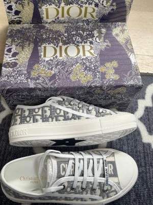 Grå dior skor dam  - Säljer ett par fina tjej skor.