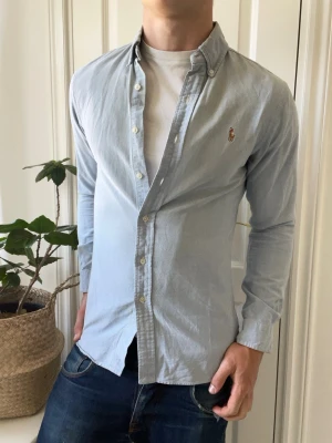 Ralph lauren skjorta  - Ralph lauren skjorta, Inga defekter! Modellen i bilderna är 180 cm 75 kg och bär Storlek S , Kom med frågor! 🌟 (Kan gå ned i pris vid köp av paket 😉) 