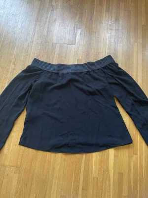 Svart offshoulder tröja - Svart off-shoulder tröja från Zara. Fint skick, men det finns en litet ”reva” framtill och en liten fläck, inget syns tydligt, men bilder finns.