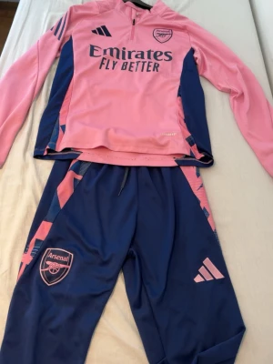 Arsenal tracksuit - En rosa/blå arsenal tracksuit i storlek S utan skador/fläckar eller ansra effekter helt perfekt pris kan diskuteras!!!