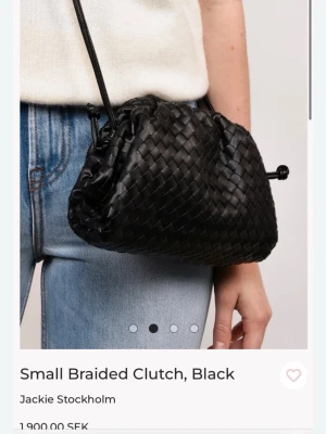 Väska Jackie stockholm - Säljer min otroligt fina clutch väska från Jackie Stockholm. Nypris 1900kr den är i mycket fint skick fortfarande!❤️