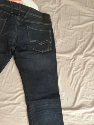 Mörkblå jeans replay  - Säljer mina skit snygga replay jeans skicket är perfekt och de passar till allt priset går att diskutera 