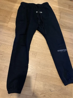 Essentials mjukis - Essentials byxor storlek S men passar en XS bättre