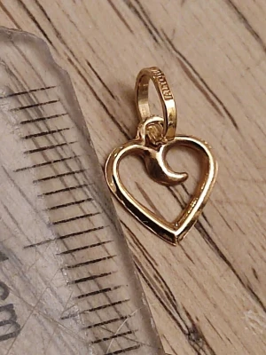 18K guld Alton  hjärthänge - Snyggt halsband i 18 K guld med ett öppet hjärthänge 1.2 cm jag vet inte hur mycket gram.