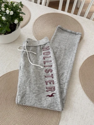 Hollister lågmidjade byxor  - Stoflek M, passar även S. Skickas inom 24h. Se liknande plagg i min profil! 