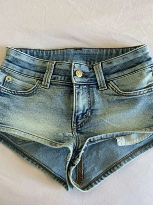 Blå denimshorts från Cheap Monday💓 - ljusblå lågmidjade denimshorts från Cheap Monday med fem fickor, aldrig använda i storlek 25💓