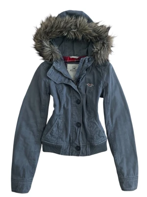 Cute Vintage Hollister fur jacket xs  - Vintage Hollister jacka , I perfekt skick, inga fel. Grön färg , XS storlek Kontakta mig gärna om du har några frågor 
