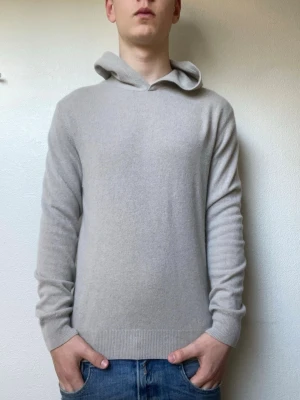 Biege Oscar Jacobson Pascal hoodie - Fett hoodie med ett nypris på ungefär 1600kr medans jag säljer denna för endast 599kr. Medium men passar mer som en Small. Modellen på bilden är 178 och väger cirka 70kg!