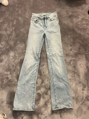 Ljusblå bootcut jeans - Super fina jeans som sitter väldigt fint. Från Lindex. Knappt använda.