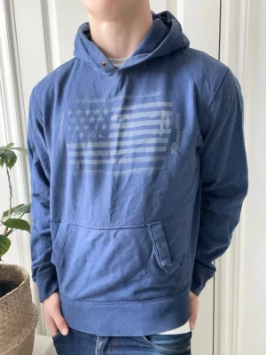 Ralph Lauren polo jeans hoodie  - Ralph Lauren polo jeans hoodie, Inga defekter! Modellen i bilderna är 180 cm 75 kg och bär Storlek M , Kom med frågor! 🌟 (Kan gå ned i pris vid köp av paket 😉)