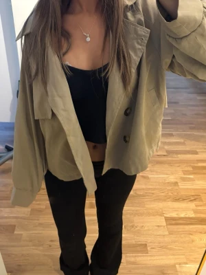 Trenchcoat - Säljer en trenchcoat från mango i S🤍