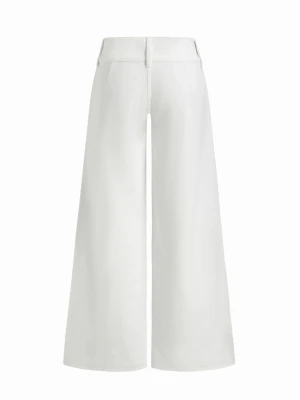 Vita vida jeans med medium midja - Säljer ett par vita jeans med hög midja och vida ben. Jeansen har två knappar framtill och klassisk femficksdesign. Materialet är kraftigt denim som ger en snygg siluett. Perfekta för dig som gillar trendiga och avslappnade looks.