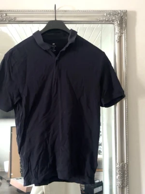 Pikétröja mörkblå - Jätte snygg piké tröja som är mörkblå i storlek m 