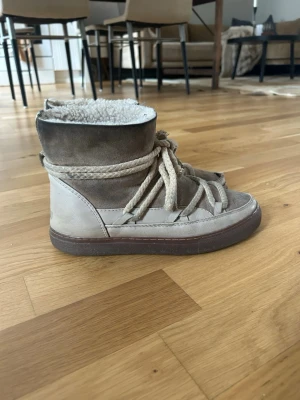 Beige och bruna moon boots med snörning - Lite defekter som man ser på bilden derför dölkjer jag för lågt pris! 