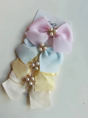 Pastellfärgade rosett hårspännen - Fyra söta hårspännen med stora rosetter i pastellfärger: ljusrosa, ljusblå, ljusgul och vit. Varje rosett är dekorerad med pärlor och små glittriga stenar i mitten. Perfekta för att piffa upp frisyren med en gullig och elegant touch.