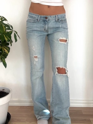 Abercrombie & fitch lågmidjade jeans  - Stirlek ”6” ~ XS/S. Rakt över midjemått: 37cm. Innebenslängd:  79cm. Skickas inom 24h. Se liknande plagg i min profil!
