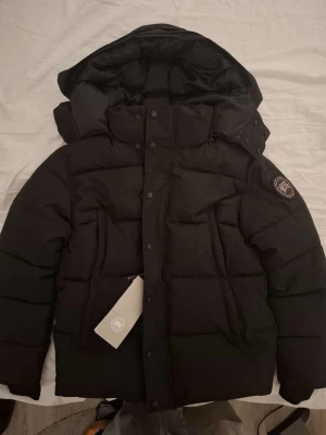 Canada Goose wyndham black label - Canada goose wyndham black label i storlek S, aldrig använd, pris går att diskutera