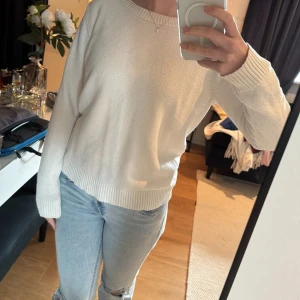 Vit stickad tröja från vila  - Säljer den här stilrena vita stickade tröjan från vila i storlek s. Lite nopprig. 