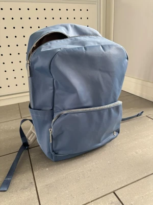 Lululemon ryggsäck - Blå lululemon ryggsäck i mycket bra skick.