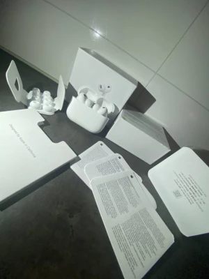 Apple AirPods Pro 3 med laddningsetui - Säljer ett par vita Apple AirPods Pro 3 med laddningsetui. Inkluderar flera silikonpluggar i olika storlekar och originalförpackning. Trådlösa in-ear hörlurar med stilren design och smidigt fodral. Perfekta för musik, samtal och träning.