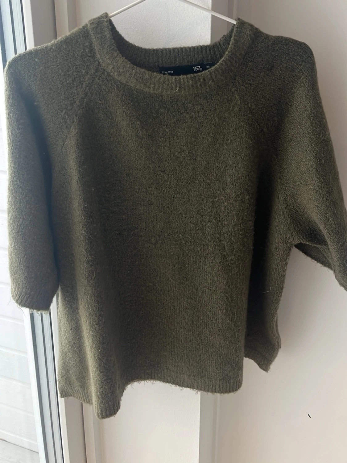 Olivgrön stickad tröja med halvlånga ärmar