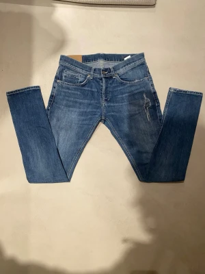 Dondup George - Säljer ett par feta Dondup George i riktigt bra skick🙌 dem är i storlek 31 vilket motsvarar 40cm midja och 100cm från midjan och nedåt. Skriv gärna om ni har några frågor eller funderingar. 