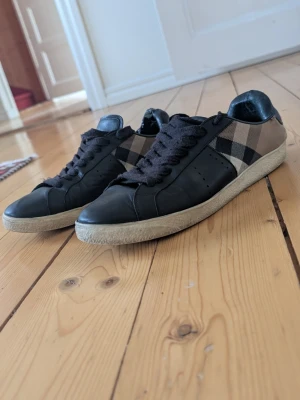 Äkta Burberry skor, använda väl men bra kvalitet  - Ja de är äkta. Har inget kvar, varken box kvitto eller så då de är ca 5 år gamla. Nypris låg på runt 5000