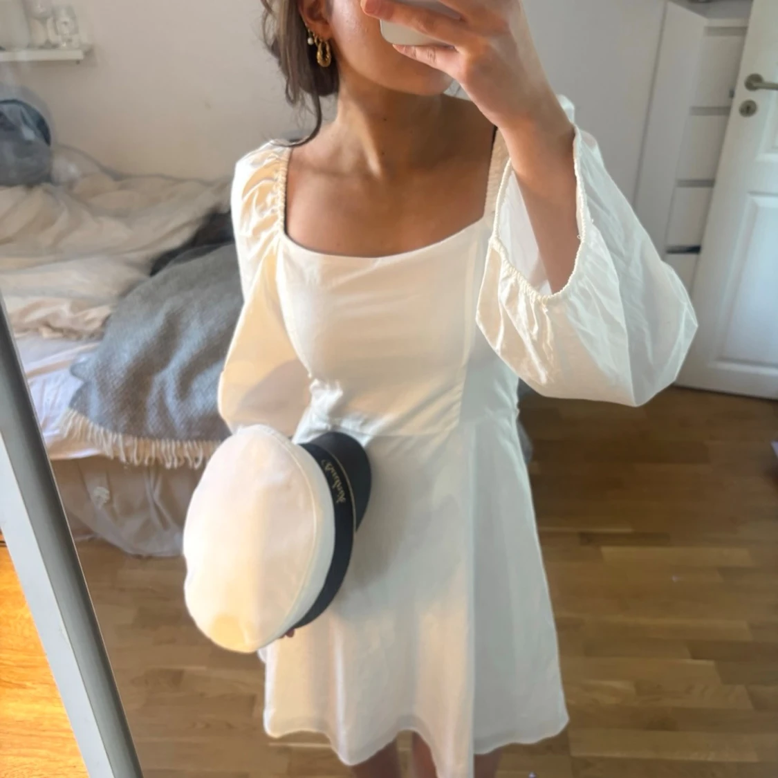 Vit kort klänning med vida ärmar - 1