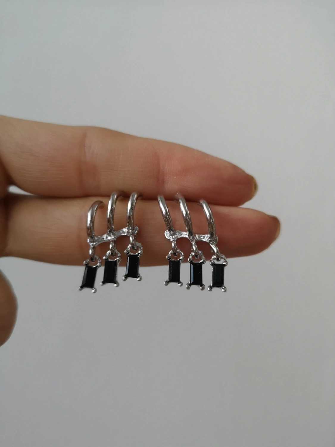 Silvriga örhängen med svarta stenar - 2