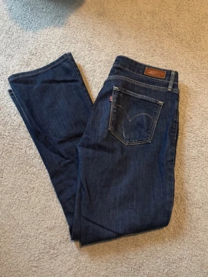 Mörkblå lågmidjade bootcut Levi's - Mörkblå Levi’s jeans i fint skick. Midjemått: 78cm. Innerbenslängd:72cm. Kom gärna med prisförslag☺️