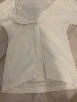 Vit cardigan med spetskant XS - Nypris är 249 tror ja, använt en gång, precis som ny. Kommer inte till någon användning 