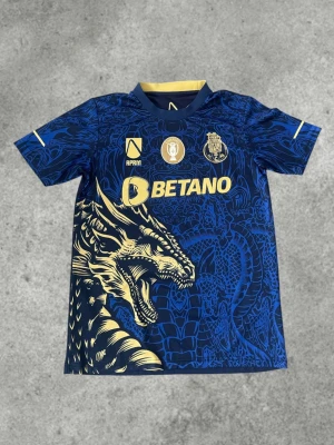 Fotbollströja  - Säljer nu denna otroligt snygga porto tröja. Storlek S i mycket bra skick. Snygga detaljer! Hör av dig vid minsta fundering!